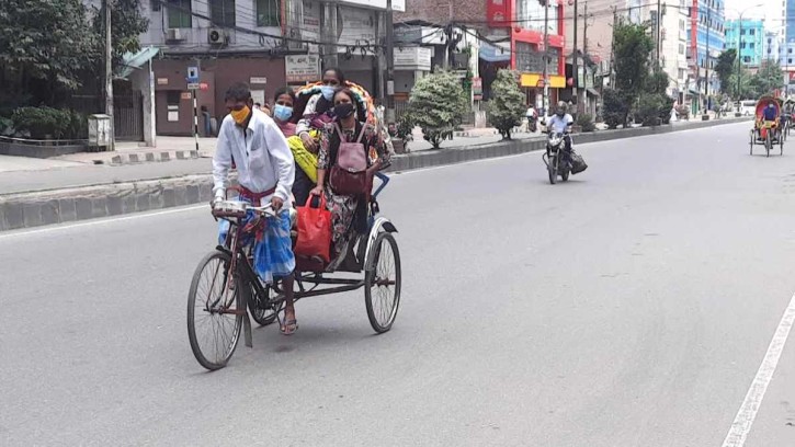 ছুটির দিনে ফাঁকা সড়কে রিকশার দাপট