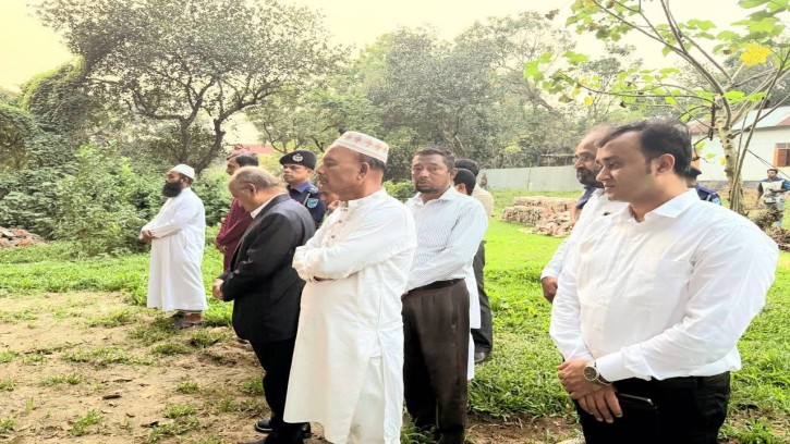 পলাশে পিতা - মাতার কবর জিয়ারত করেন প্রধান উপদেষ্টার মুখ্য সচিব 