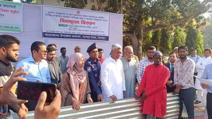 যশোরে বিদ্যুৎ, জ্বালানি ও খনিজ সম্পদ মন্ত্রণালয়ের প্রতিমন্ত্রী অনিন্দ্য ইসলাম অমিতের অসহায়ের মাঝে ঢেউটিন ও খাদ্য সামগ্রী বিতরণ 