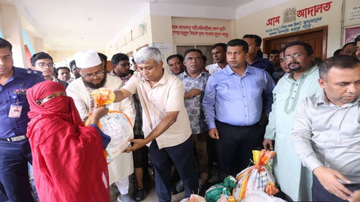 চট্টগ্রামের বাঁশখালীতে ত্রাণ বিতরণ করছেন বিদ্যুৎ জ্বালানি ও খনিজ সম্পদ প্রতিমন্ত্রী অনিন্দ্য ইসলাম অমিত 