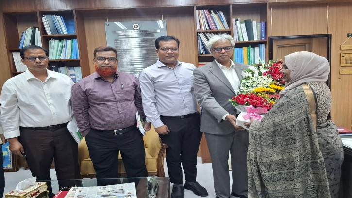 বিজ্ঞান ও প্রযুক্তি মন্ত্রণালয়ের সচিব ডিপি ডিসির চেয়ারম্যান নিযুক্ত হওয়ায় নিযুক্ত হওয়ায় ফুলেল শুভেচ্ছা 