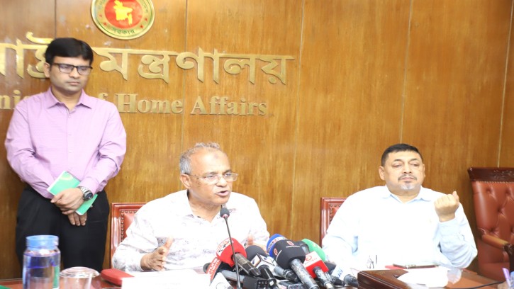 মব সহিংসতা আগের থেকে কমেছে ঃ স্বরাষ্ট্র উপদেষ্টা 