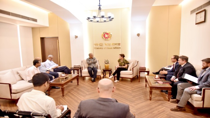 স্বরাষ্ট্র উপদেষ্টার সাথে যুক্তরাষ্ট্রের চার্জ দ্যা এফেয়ার্সের  সাক্ষাৎ 