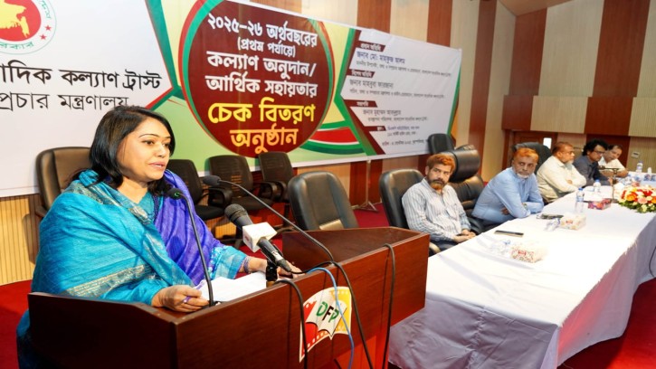 ১৫ জন মৃত্যুবরণকারী সাংবাদিক সহ ৩২০ জন সাংবাদিকের মধ্যে দুই কোটি ১০ লাখ টাকার অনুদান প্রদান করেন তথ্য ও সম্প্রচার সচিব 