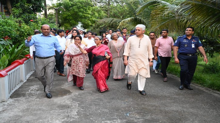 দানবীর রণদা প্রসাদ সাহার বাড়ির পূজা মন্ডপে তিন উপদেষ্টা 