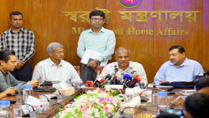 কয়েকটি পূজা মন্ডপে অসুরের মুখে দাড়ি লাগিয়ে সহিংসতা সৃষ্টির পায়তারা করেছিল ঃ স্বরাষ্ট্র উপদেষ্টা