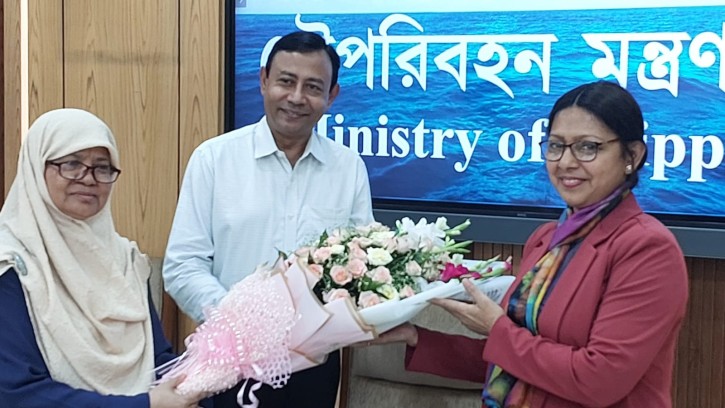 নৌপরিবহন মন্ত্রণালয়ের নতুন সচিব কে ফুলেল শুভেচ্ছা 