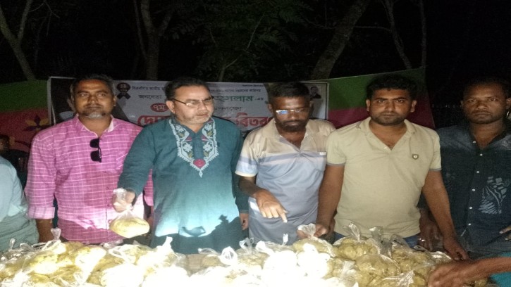 জননেতা তরিকুল ইসলামের স্মরণে কাশিমপুর ইউনিয়নে তাবারক বিতরণ 