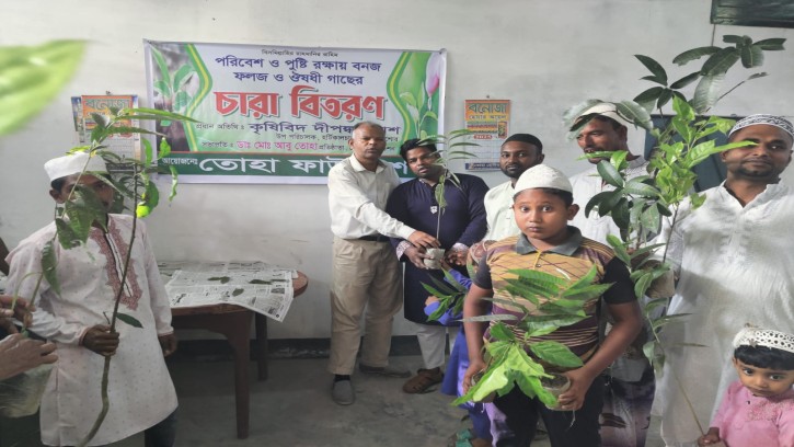 যশোরের শ্যামনগরে তোহা ফাউন্ডেশনের পক্ষ থেকে গাছের চারা বিতরণ 