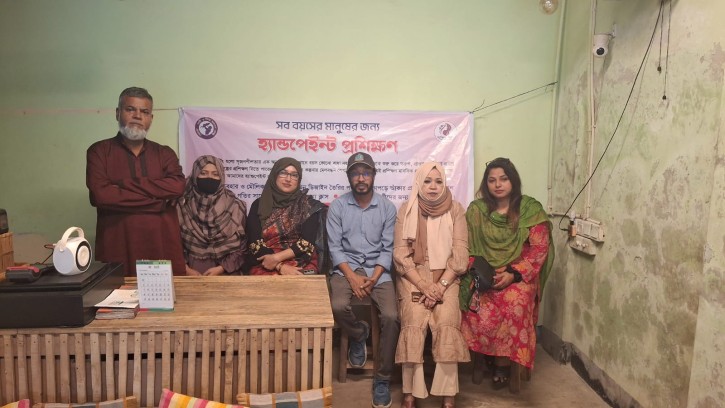 সব বয়সের মানুষের জন্য হ্যান্ড পেইন্ট প্রশিক্ষণ নন্দনে অনুষ্ঠিত 