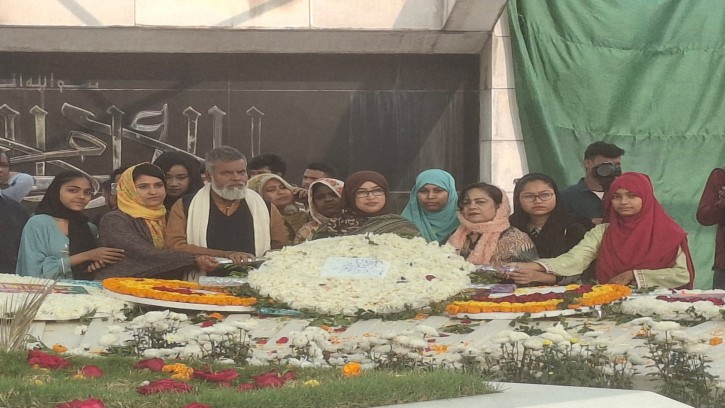 শহীদ প্রেসিডেন্ট জিয়াউর রহমানের মাজারে মোমো নারী ও শিশু কল্যাণ কেন্দ্রের পুষ্পস্তবক অর্পণ 