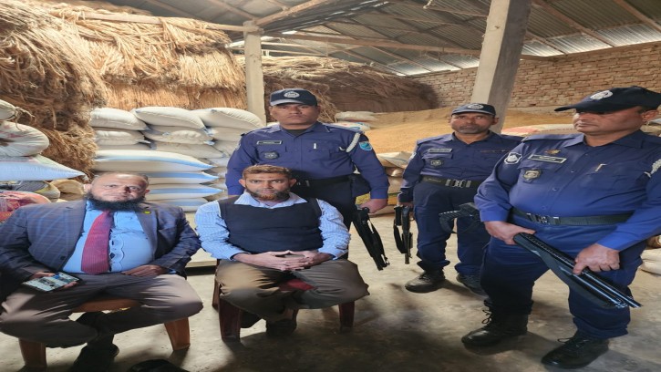 পাটের অবৈধ মজুদের বিরুদ্ধে পাট অধিদপ্তরের অভিযান মানিকগঞ্জে 