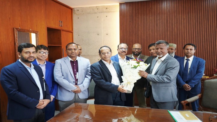 জনপ্রশাসন মন্ত্রণালয়ের নবনিযুক্ত প্রতিমন্ত্রীকে ফুলেল শুভেচ্ছা জানান মন্ত্রণালয়ের   সিনিয়র সচিব 