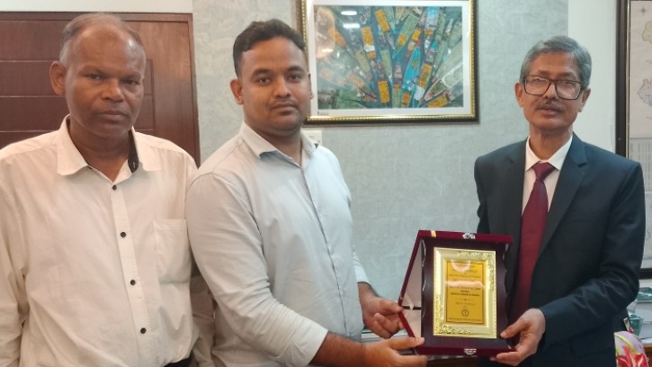 মৎস্য ও প্রাণিসম্পদ মন্ত্রণালয়ের সচিবকে ঢাকা ইন্টারন্যাশনাল ইউনিভার্সিটি সাংবাদিক সমিতির শুভেচ্ছা