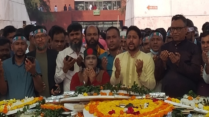 বিজয় দিবসে শহীদ জিয়ার মাজারে জাতীয়তাবাদী জনতা দলের পুষ্প স্তবক অর্পণ 