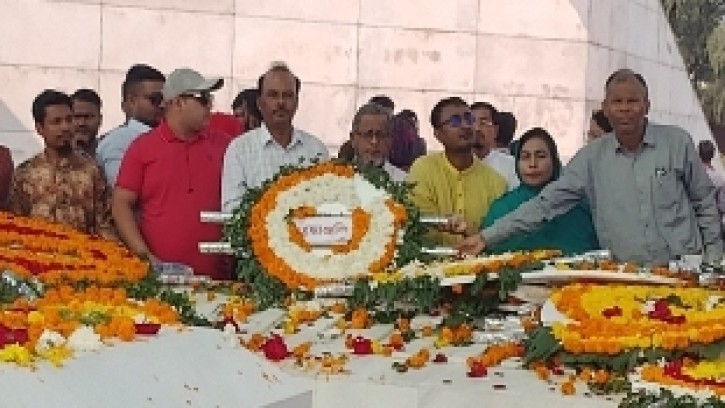 বিজয় দিবসে শহীদ জিয়ার মাজারে শহীদ জিয়া গবেষণা পরিষদের পুষ্প স্তবক  অর্পণ 