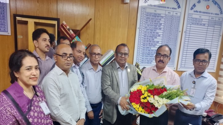 বস্ত্র ও পাট মন্ত্রণালয়ের নবনিযুক্ত সচিব কে সিলেট বিভাগের কর্মকর্তাদের ফুলেল শুভেচ্ছা 