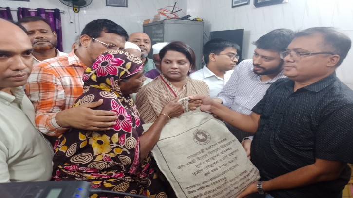 ঢাকার  ভাষানটেকে জেলা প্রশাসক ফরিদা খানমের ত্রাণ বিতরণ 