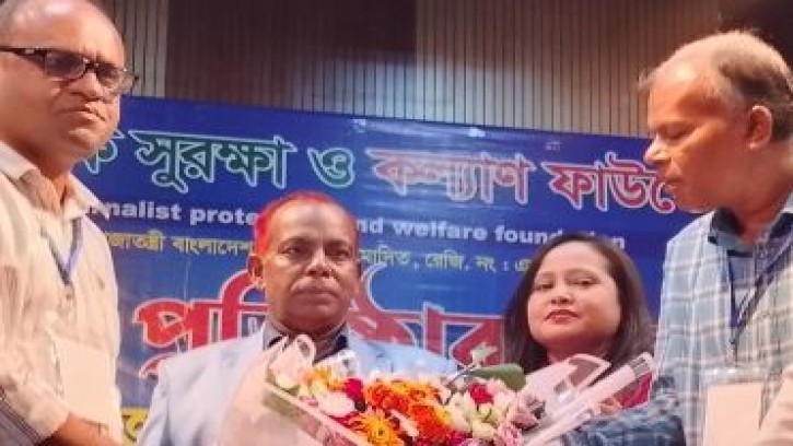অনলাইন নিউজ পোর্টাল ধুমকেতু সম্পাদক মো আবু তোহা  সাংবাদিক সুরক্ষা ও কল্যাণ ফাউন্ডেশনের কেন্দ্রীয় যুগ্ম মহাসচিব নির্বাচিত হওয়ায় ফুলেল শুভেচ্ছা 