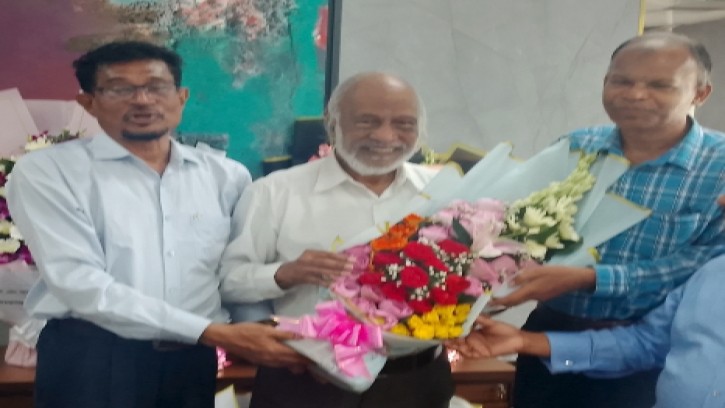 স্থানীয় সরকার পল্লী উন্নয়ন ও সমবায় মন্ত্রী ডক্টর মঈন খানকে বাংলাদেশ উন্নয়ন সোসাইটির শুভেচ্ছা 