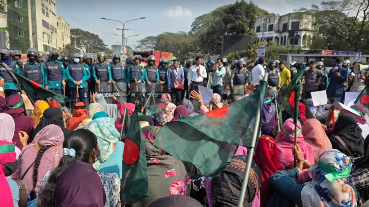 আমাদের পাশে ছাত্র প্রতিনিধি নেই কেন: আন্দোলনরত শিক্ষক 