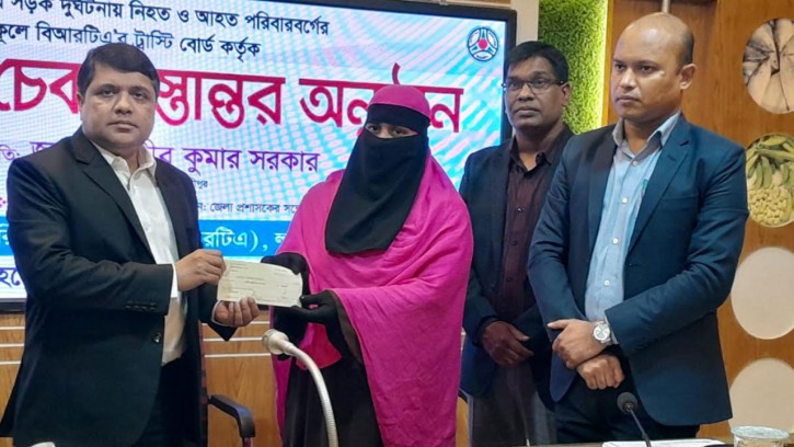 ২১ লাখ টাকা অনুদান পেল সড়ক দুর্ঘটনায় নিহত-আহতদের পরিবার